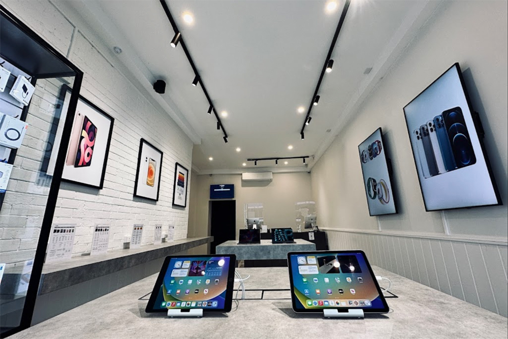 Enhancing customer experience at an electronics store